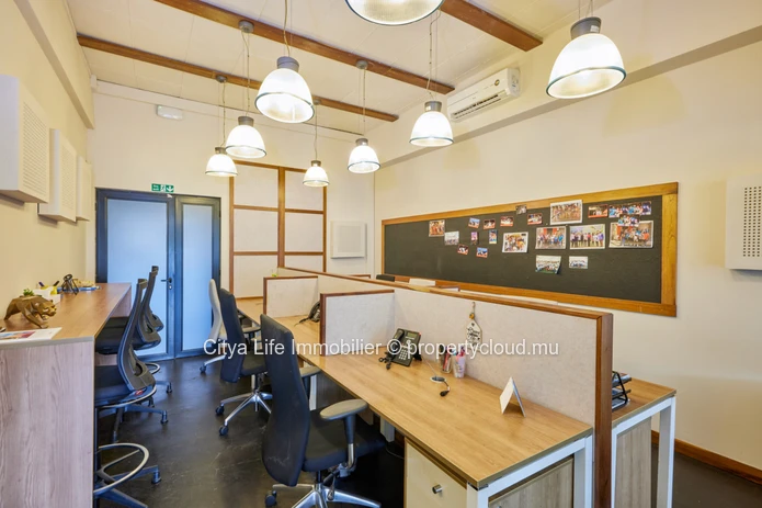 Bureau à vendre à Calebasses, 548m², meublé et climatisé, proche écoles, arrêt de bus et hôpital, coup de cœur, Rs.