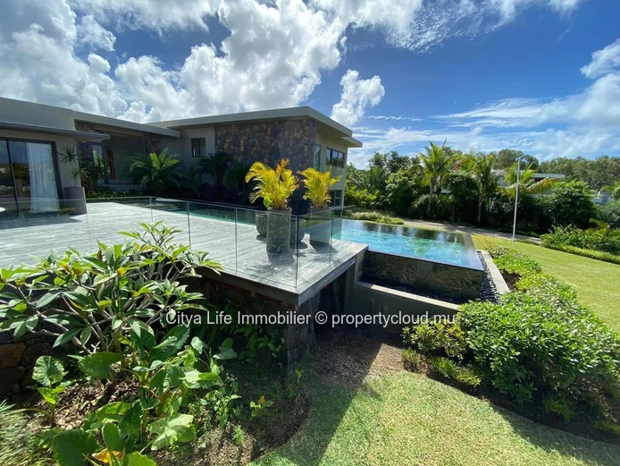 Villa IRS à vendre à Beau Champ, 492m² habitables sur 2.252m² de terrain, 4 chambres, piscine privée, proche des comm...