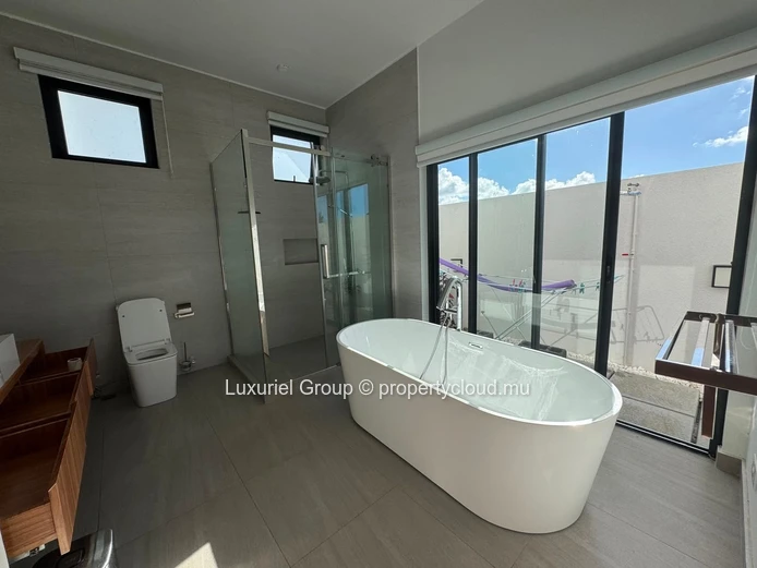 Villa contemporaine avec piscine à louer à Péreybère