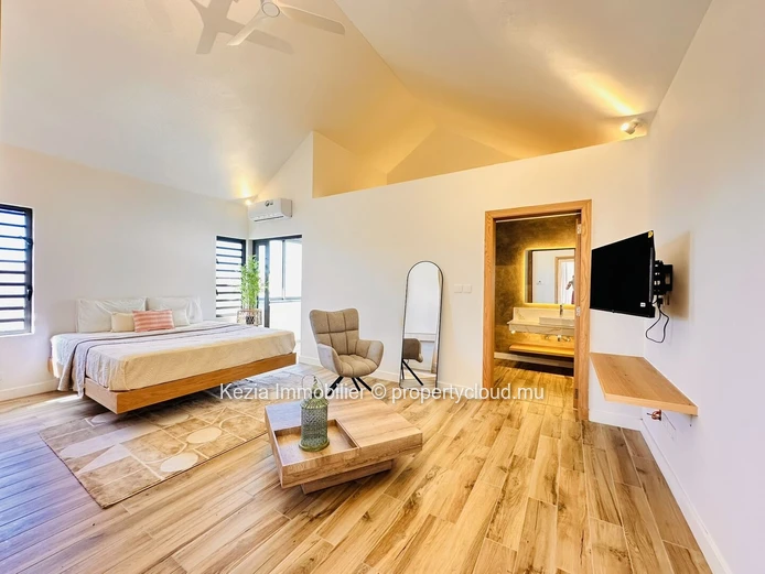 Contemporary Villa With High-End Amenities
