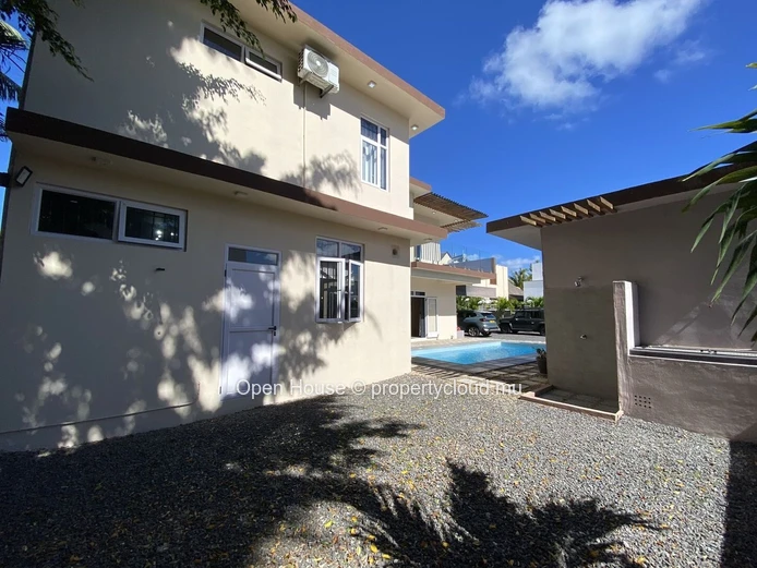 Vente Marché local - belle et grande villa lumineuse de 5 chambres entièrement meublée avec piscine privée - Calodyne