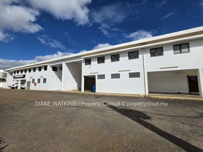 Entrepôts à louer à Bambous – Espace industriel sécurisé avec bureau, cour de stockage et excellent accès à l'autoroute