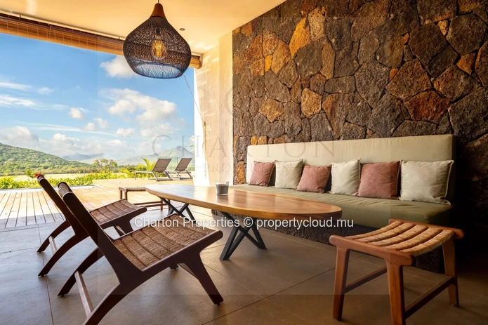 Contemporary 4-bedroom en suite villa with exceptional panoramic view of the sea and mountains