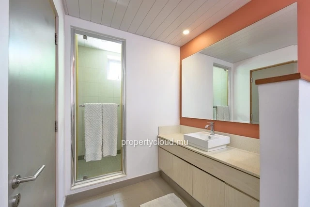For sale: 3-bedroom en suite apartment accessible to foreigners in Pereybere, 2 minutes walk from the beach.