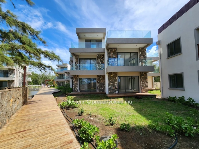 Penthouse contemporain de 3 chambres avec vue sur mer et rooftop privé.