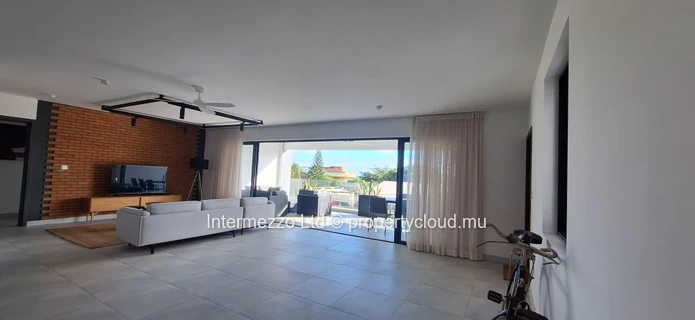 Appartement R+2 à vendre à Tamarin, 195m², 3 chambres, piscine commune, vue montagne, meublé, climatisé. 390 000 €.