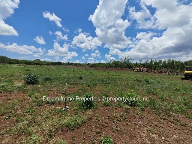 Grand terrain proche mer de 8 400 m² avec projet de permis et projet validé à Trou aux Biches – Ile Maurice