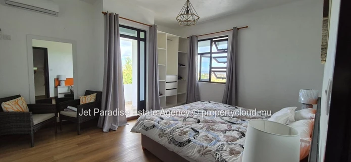 Pet friendly house with swimming pool and garden