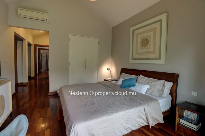 Spacious and bright duplex in a secure residence with river views