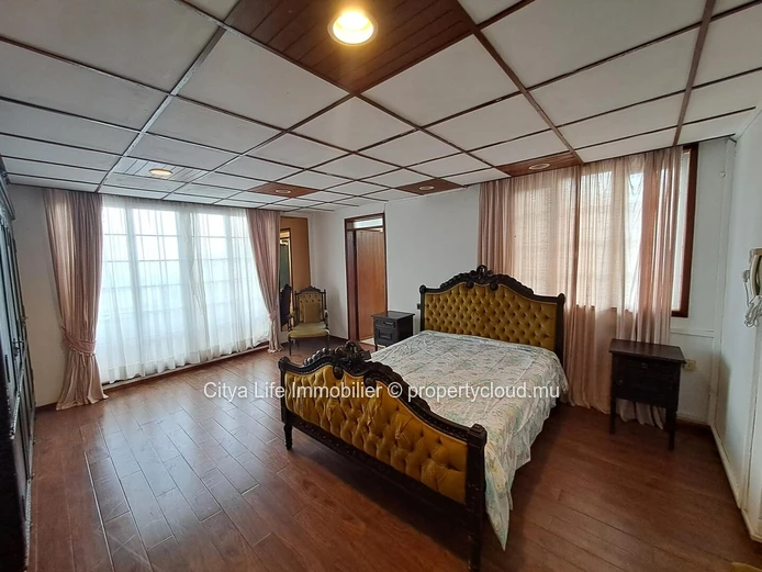 Belle villa à vendre à Floréal, 557m² habitables, terrain de 1.650m², 4 chambres, piscine privée, parking sécurisé, p...