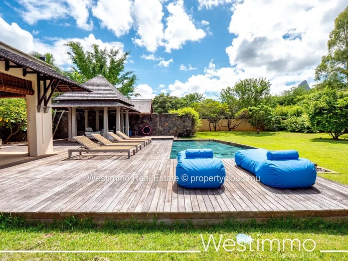 TAMARIN - Villa for sale in Tamarina on golf course with pool and garden