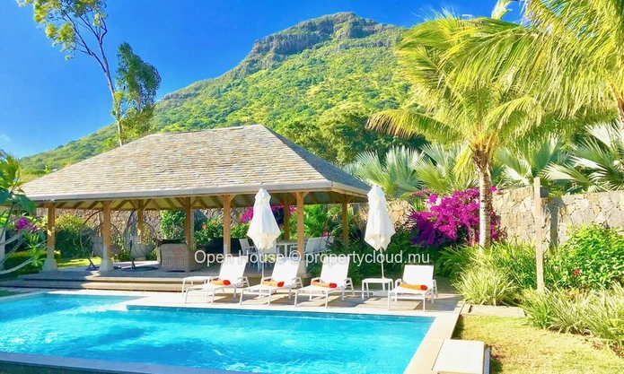 VILLA PDS à vendre, RIVIERE NOIRE, 248m², terrain 688m², 4 chambres, piscine privée, options web, accessible aux étra...