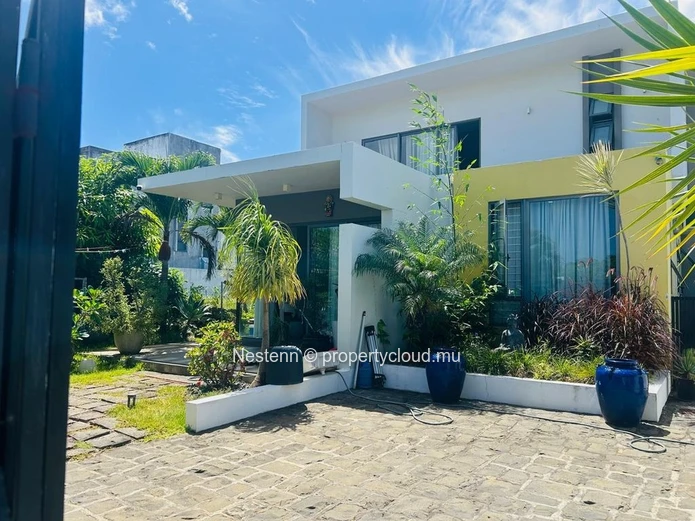 Maison moderne avec 3 chambres et vue sur la montagne.