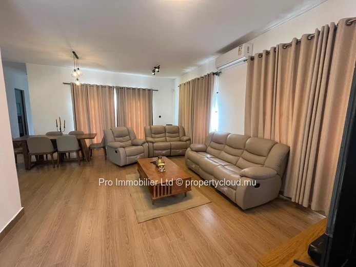 Appartement situé au rez-de-chaussée, dans le cadre calme et verdoyant du Morcellement Green Creek à Flic-en-Flac.