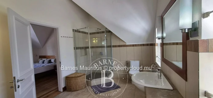 QUATRE BORNES - Maison et bureau jumelés à vendre - 450 m²