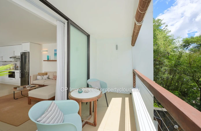Appart R+2 à vendre à Mon Choisy, 64m², piscine commune, vue mer, meublé, cuisine équipée, proche commodités. 269 000€.