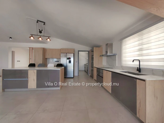Dispo au 15 Janvier. Jolie pieds dans l'eau privatif pour cette belle villa spacieuse, fraichement rénovée, fonctionn...