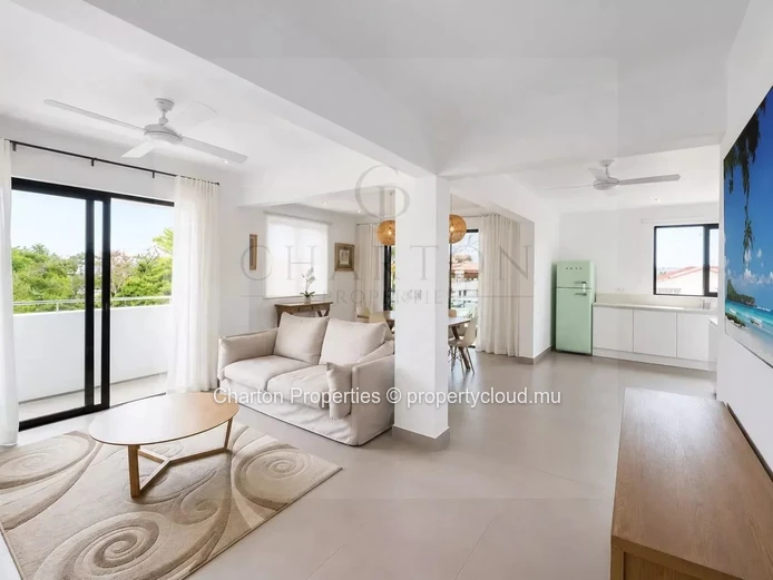 Two-bedroom apartment with shared pool near Peyrebère beaches