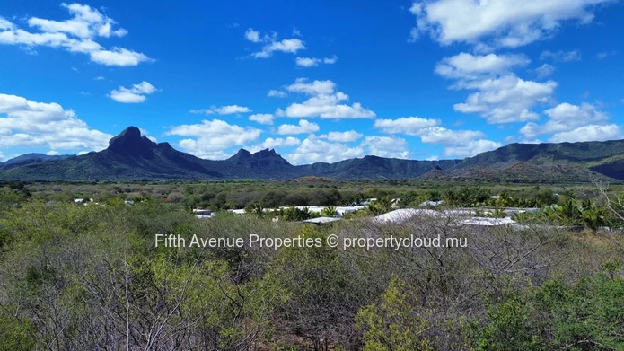 TAMARIN - Plot of land with mountain views - 2100m2
