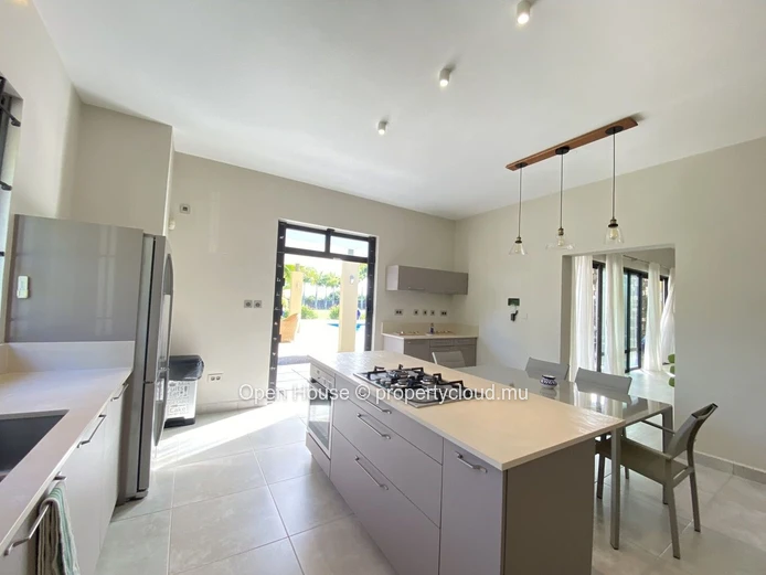 LOCATION - Somptueuse villa meublée avec piscine et vaste jardin arboré au cœur de la forêt de Daruty - 4 CHAMBRES