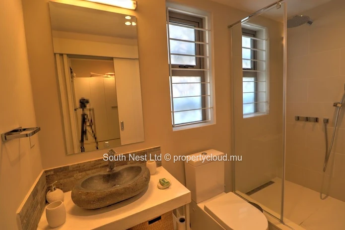 Modern 3-bed apartment with garden and private access to the beach of Pointe d'Esny.  