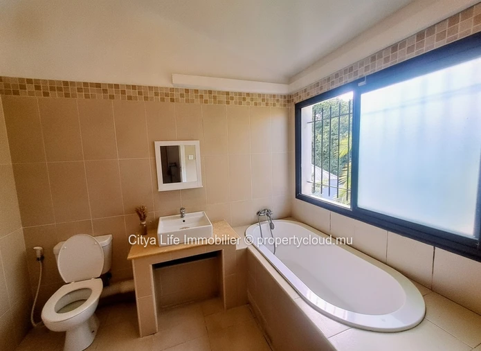 Maison meublée 4 chambres avec piscine à louer à Péreybère