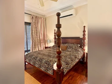 6 Bedroom Villa