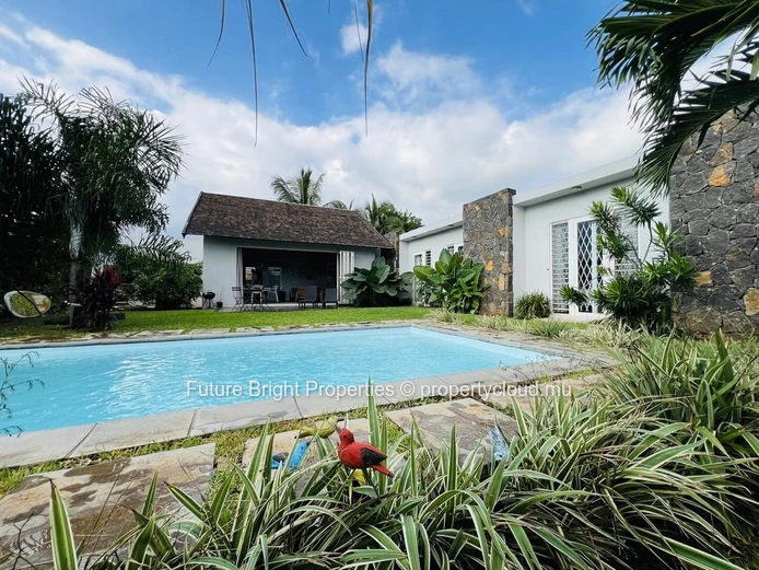 villa de style balinais nichée près de la magnifique plage d’Albion