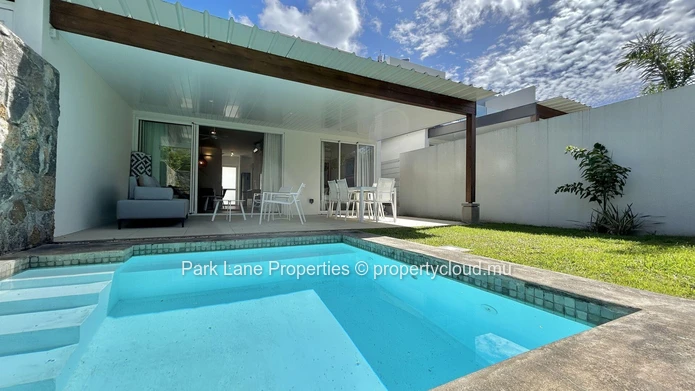 Stylish Townhouse with Pool and Garden, Perfectly Located.