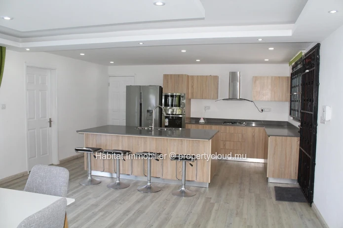 A LOUER - Magnifique maison contemporaine de plain-pied, meublée et équipée, de 146 m2 sur un terrain de 100 toises s...