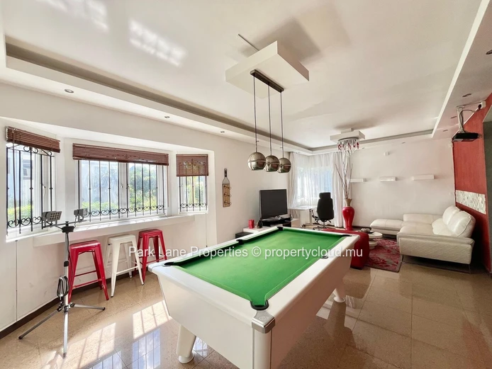 Maison familiale en résidence sécurisée à vendre à Ebène