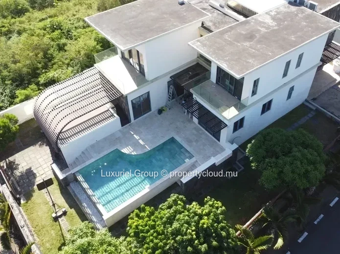 Exclusive 6-Bedroom Luxury Villa with Infinity Pool in Mont Choisy