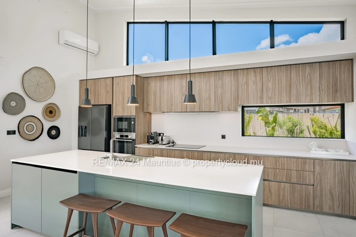 Luxurious Tropical Living in Tamarin: Exquisite 4-Bedroom Villa in Ekô Savannah Resort