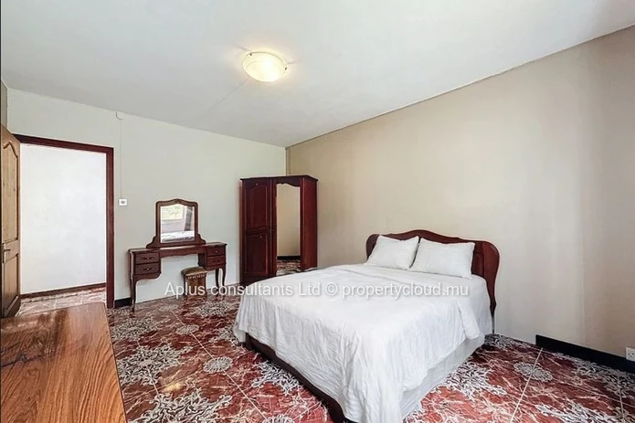 Maison meublée de 4 chambres à Rose Hill — Carrelages rétro, balcon et parking