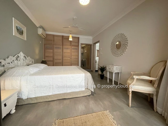 Exceptional Duplex Penthouse: 259 m² Just 200m from the Beach