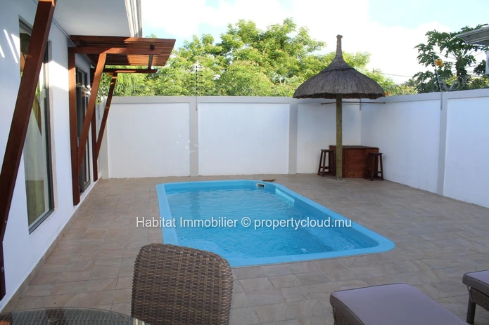 A LOUER - Magnifique maison contemporaine de plain-pied, meublée et équipée, de 146 m2 sur un terrain de 100 toises s...