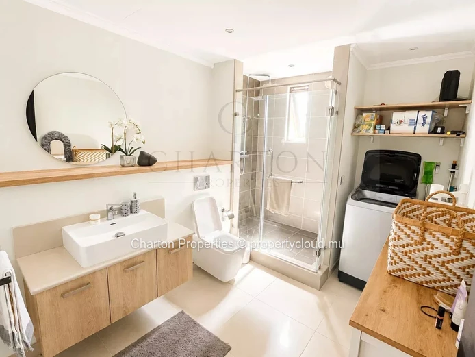 Prestige 3-bedroom ground-floor apartment with private garden and panoramic sea view