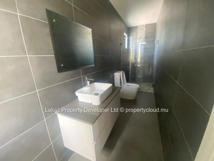 4-bedroom house with swimming pool for rent in Pointe aux Canonniers.