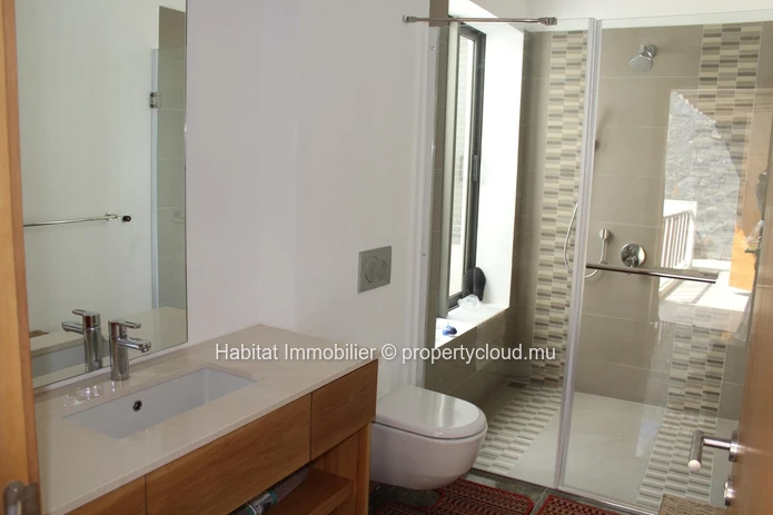 A louer - Magnifique penthouse pieds dans l'eau meublé et équipé de 150 m² situé à Belle Mare 