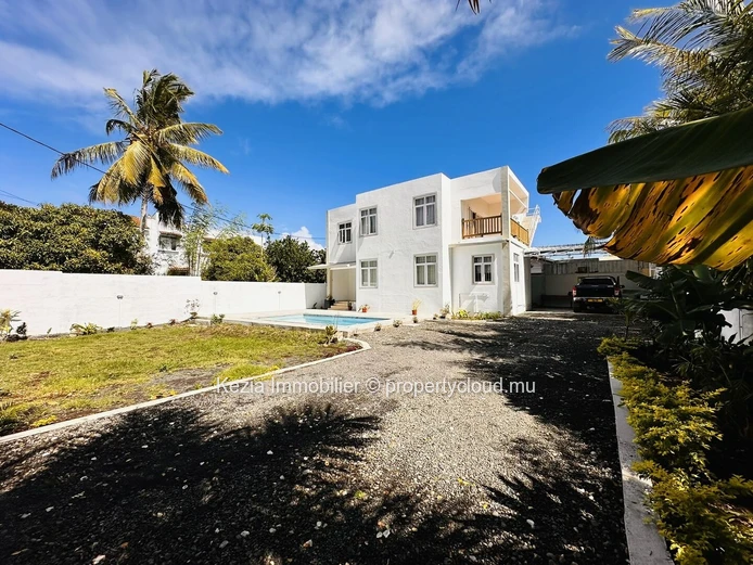 Une Grande Maison Familiale Avec Piscine À Calodyne