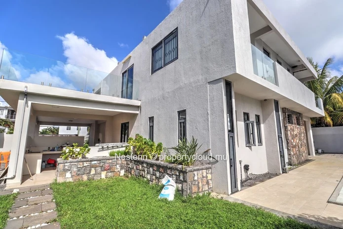 Viila avec 4 chambres, un espace bureau et une cuisine entièrement équipée
