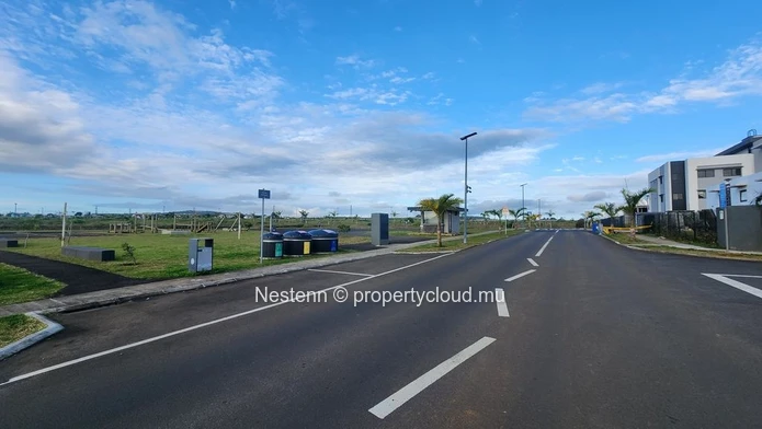 Terrain à vendre à l'Avenir, 581,12 m² clôturé avec vue sur la montagne, proche des écoles, des arrêts de bus, du gol...