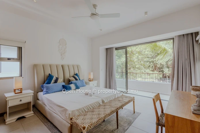 VILLA IRS à vendre à Mont Choisy, 485m² habitables, terrain de 750m², 4 chambres, piscine privée, Golf, services LP i...