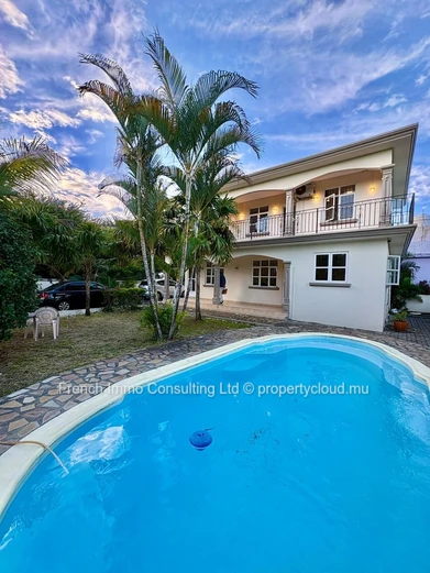 Villa 3 chambres , jardin et piscine, animaux acceptes, Calodyne