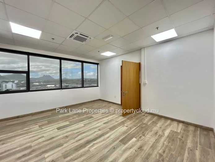 Bureau de 1 011 m² à louer à Ebène