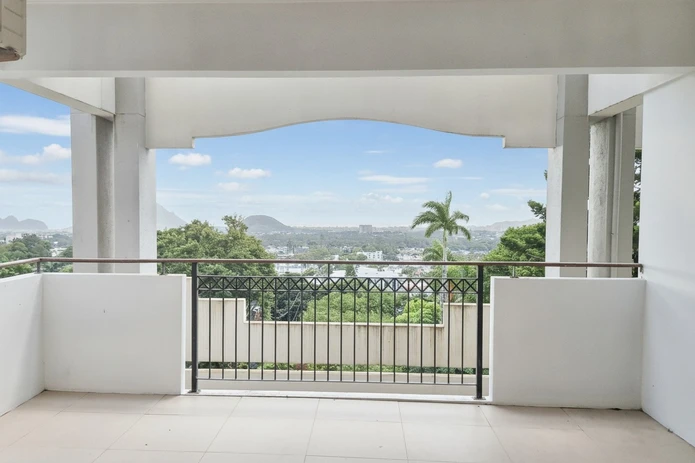 Appartement moderne à vendre à Floréal avec balcon et vue panoramique.