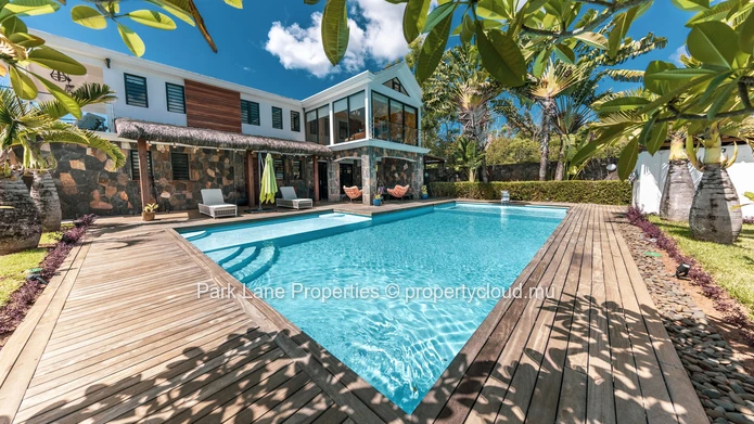 Magnifique propriété contemporaine entièrement rénovée à proximité de la plage de Blaclava
