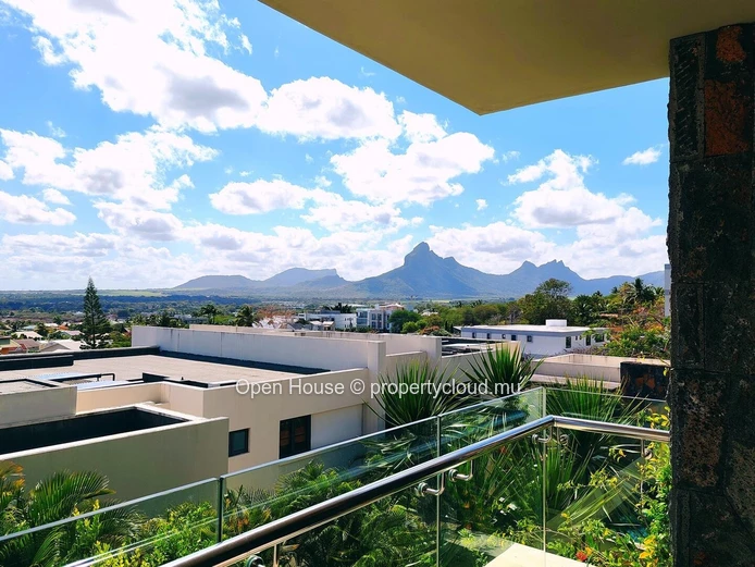 Luxurious Townhouse/Duplex in Tamarin with Communal Pool & Mountain Views - 3 Beds, Office, Fully Furnished, Rs 44M