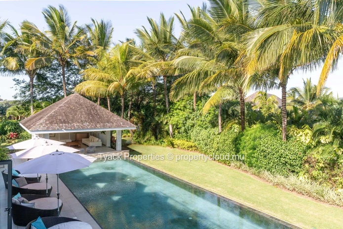 Exquisite 6-Bedroom Villa with Golf & Resort Privileges