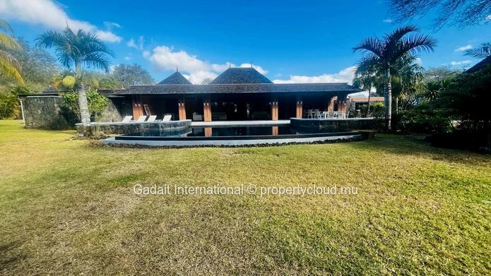 Villa de luxe rénovée à Tamarina – Près d'un hectare de jardin tropical et piscine privée